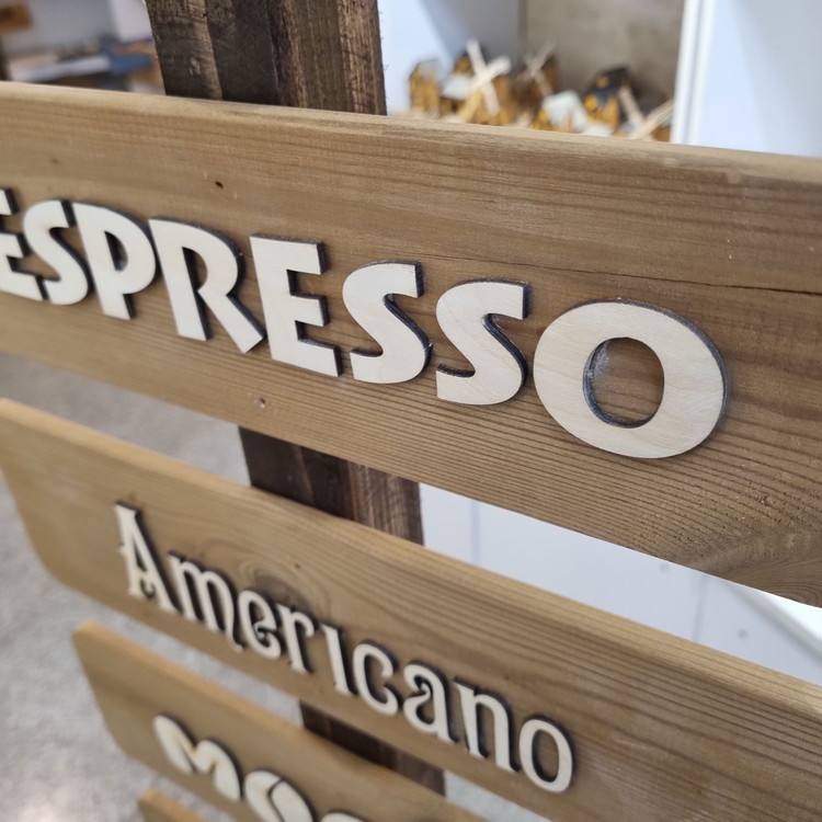 تابلو چوبی جلو درب کافه