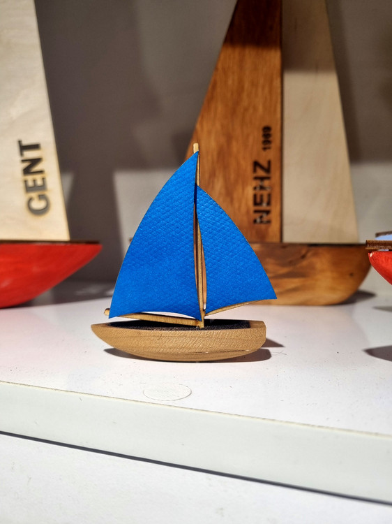 قایق چوبی بادبانی مینیاتوری